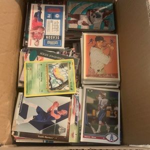 1000+ assorted sports cards with a couple Pokémon